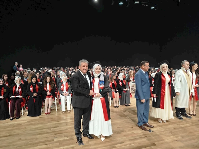 AK Parti’li vekil kızının diplomasını kendi elleriyle verdi
