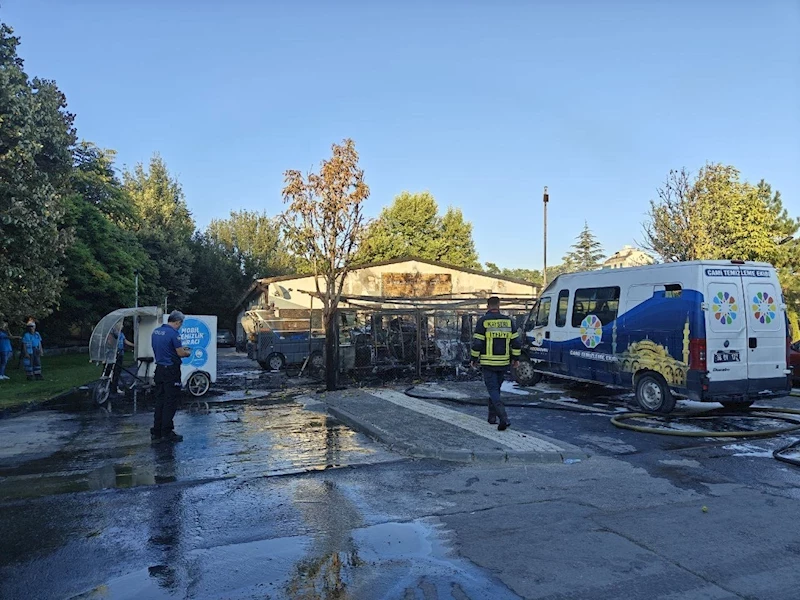 Belediyenin temizlik araçları küle döndü
