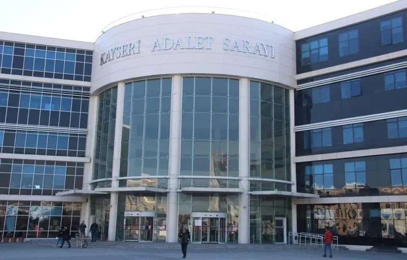 Sahte ehliyetle kiralık aracı satmaya çalışan şahsa 5 yıl hapis cezası

