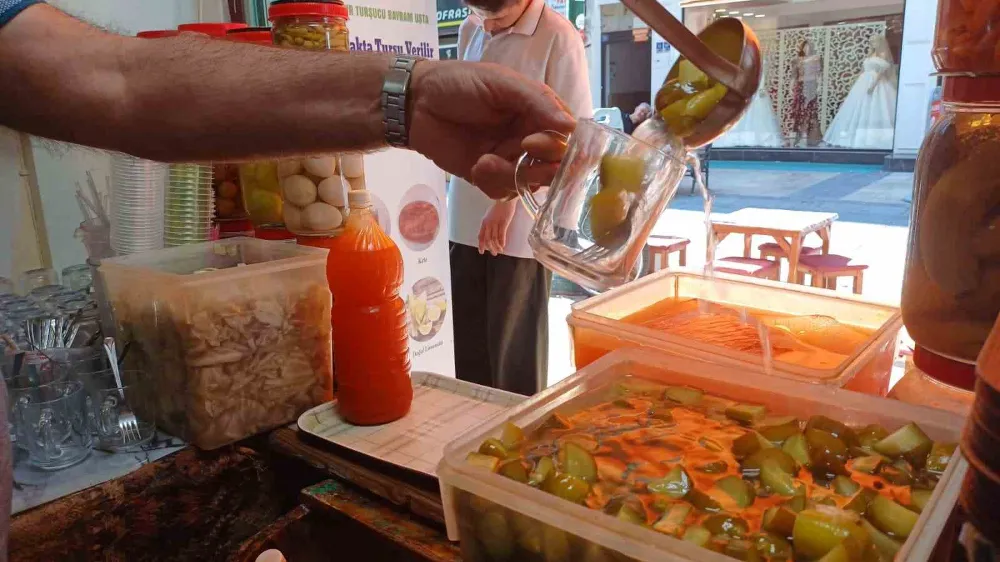 Turşu tezgahta satışta