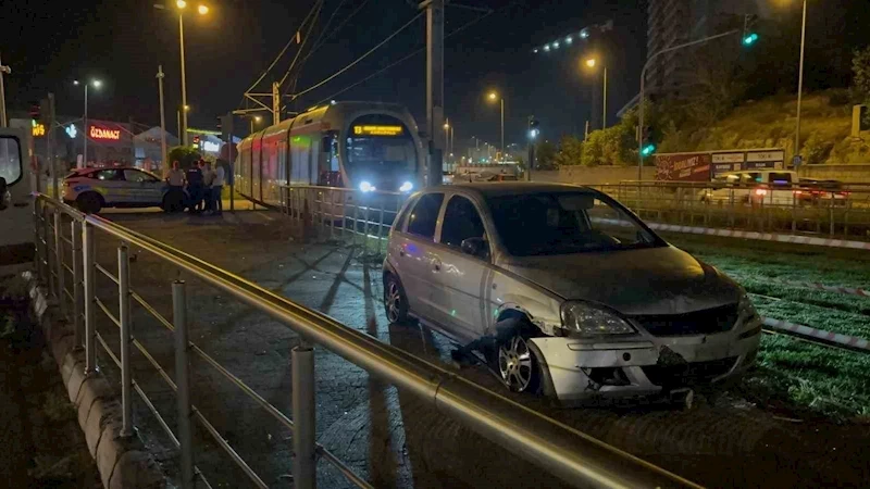 Tramvay yoluna giren alkollü sürücü önce kaçtı sonra geri geldi
