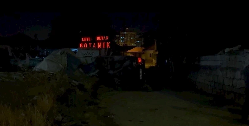 Yan yatan otomobilden çıkıp, yüzünü yıkamaya gitti
