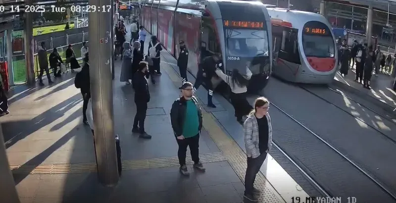 Güvenlik görevlisi genç kızı tramvayın altında kalmaktan son anda kurtardı: O anlar kameraya yansıdı
