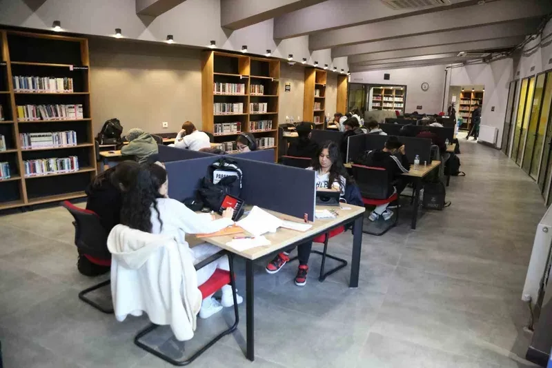 Ara tatilde Melikgazi’nin Akıl Küpü Kütüphaneleri dolup taşıyor
