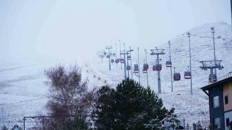 Erciyes’te kar yağışı, dağ beyaza büründü
