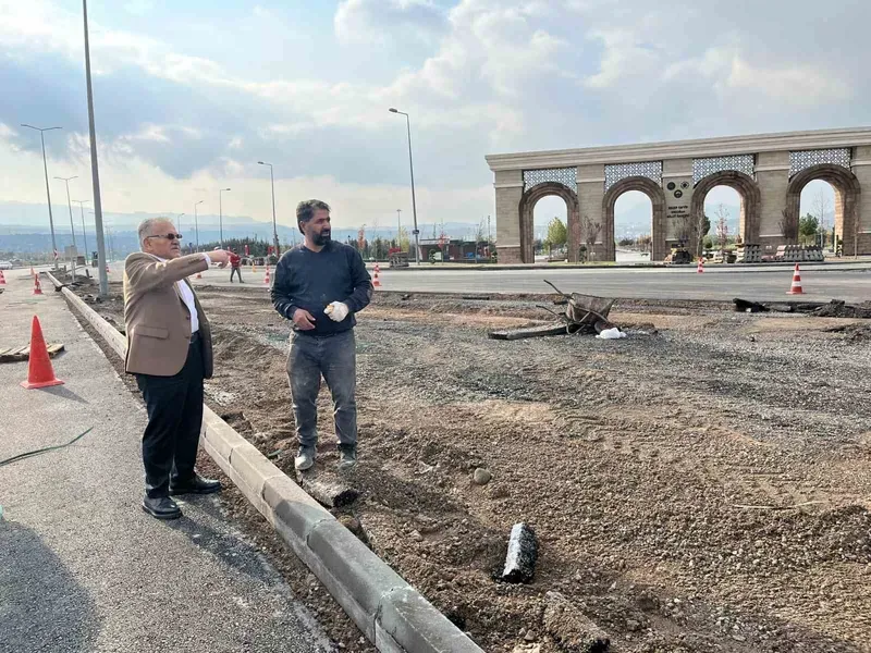 Başkan Büyükkılıç’tan Talas Bulvarı üzerindeki kavşak düzenleme ve deplase çalışmalarında pazar mesaisi
