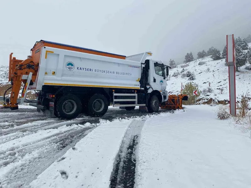 Kar yağdı, ekipler sahaya indi
