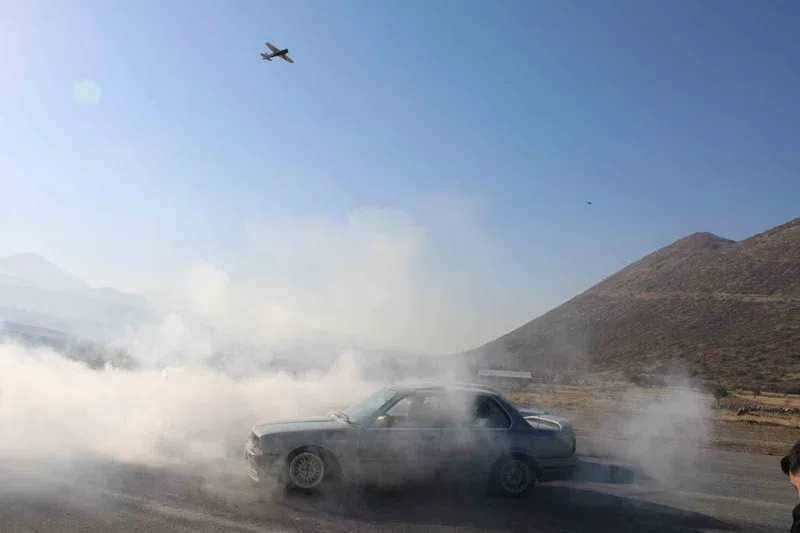 Model uçaklarla klasik otomobiller aynı pistte buluştu
