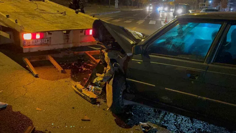 Kavşakta otomobile çarptı, karşı yola geçti: 2 yaralı
