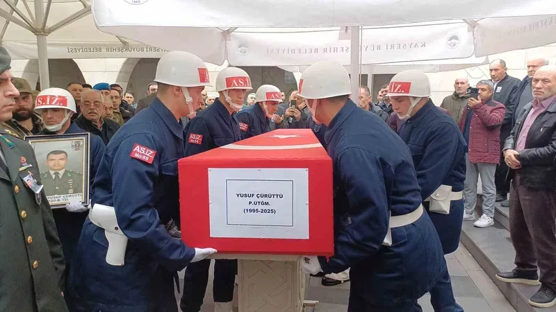 Trafik kazasında hayatını kaybeden genç üsteğmen toprağa verildi
